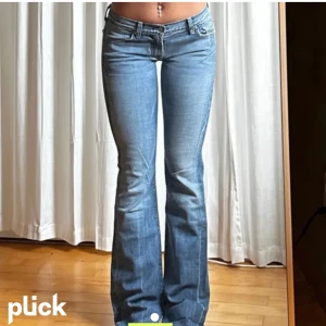 Lågmidjade jeans  - Såå snygga lågmidjade jeans som inte kommer till någon använding då de är lite stora i midjan💗Använda max 2 gånger så i nyskick! De är 39cm rakt över midjan ca 80cm i innerbenslängden. Pris kan diskuteras, tryck gärna på köp 🙏🙏