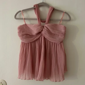 Gullig topp från Zara - Söt rosa topp från Zara. Plisserad och med halterneck  Lappen kvar!