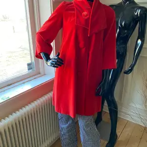 Georgous red velvet 100% cotton exterior size small. Could fit a medium. Purchased from the Victoria secret catalog. Worn maybe twice. 3/4 length sleeves, has pockets!  I paid a lot for this back then. 