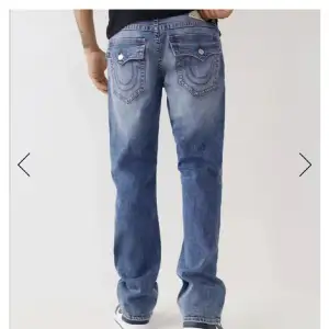 Helt nya true religions jeans av modellen ricky relaxed straight. Tags fortfarande på. Köpta för totalt 2.4 från usa med frakt. Säljer då de inte passar mig