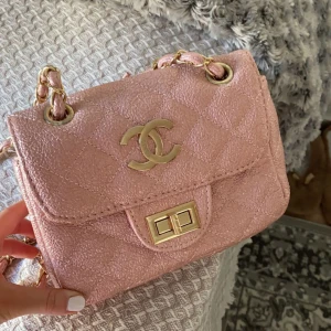 Väska - Säljer denna chanel väska, EJ ÄKTA. Bra skick då den ej är använd. Köptes i Mallorca.