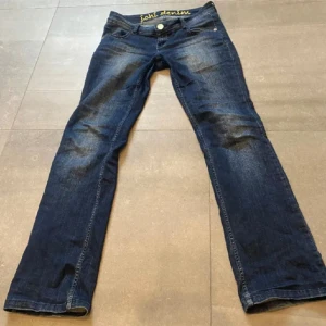 Vintage y2k super lågmidjade straightleg jeans - Midjemått:39 cm. Innerben:76 cm. Fint skick men dom är väldigt gamla från 2000 talet. Lågmidjade och bootcut/raka. Perfekta men har för mycket jeans därav säljs dom. Jag är 166 cm ungefär och sitter bra i längd på mig. Så fina coola jeans😜från ”ichi”