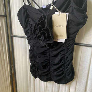 Vintage style topp med blomma  - Såå snygg och trendig topp, perfekt som festtopp.❤️🥰 Helt ny då den aldrig kom till andväning tyvärr.  