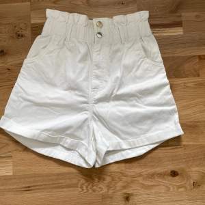 Vita shorts från H&M säljes. Inte mycket använda. Lite gulnade upptill den övre kanten men annars i gott skick. Säljes för 50 kr. 