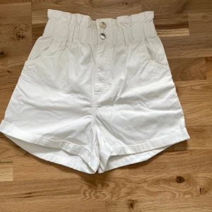 Vita shorts  - Vita shorts från H&M säljes. Inte mycket använda. Lite gulnade upptill den övre kanten men annars i gott skick. Säljes för 50 kr. 