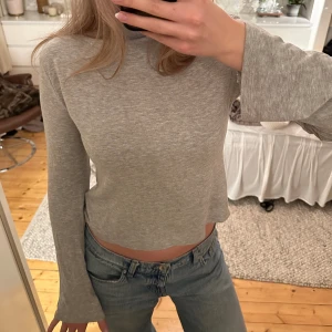 Grå båtringad tröja - Supersnygg tröja tröja med båtringning och vida ärmar längst ner🩶 Jättefint skick, knappt använd! Passar mig som vanligtvis har S