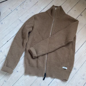 Tiger of Sweden - Hej, säljer min stickade tröja från Tiger of Sweden, då den inte iommer till användning. Fint skick. Hör av er om ni har några funderingar. 