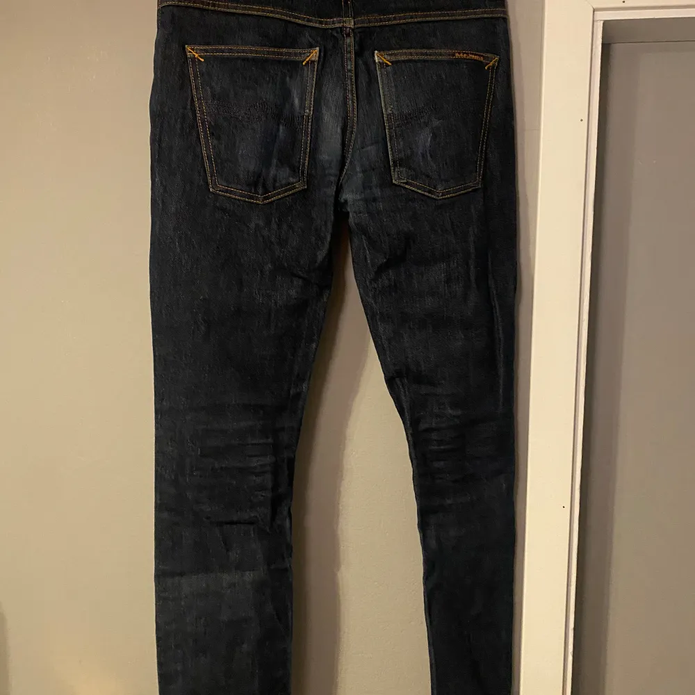 Säljer nu dessa nudie jeans då dom var fel storlek för mig. Är tyvärr märken efter snusdosor och plånböcker på backfickorna. Därav priset Båda jeansen är w29 och L32 Pris kan diskuteras vid köp av båda. Bild 1-3 Grim Tim 250 Bild 4-5 thin Finn 240. Jeans & Byxor.