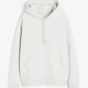 En ljusgrå hoodie från Hm, är lite mörkare i verkligheten, inte alls mycket använd men används inte. 