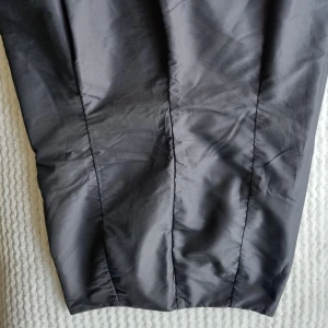 Festlig kjol - Festlig kjol, knälång. Aldrig använd