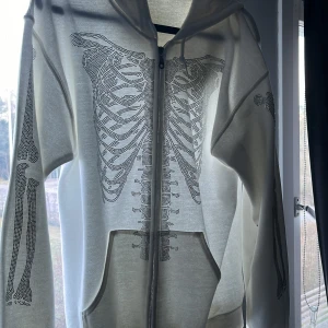 Zip hoodie  - Skick är väldigt bra använt några gånger den tar bara plats så dags att sälja min fina rhinestones tröja köpte den från ett Instagram konto märket heter simplicity, helt enkelt inte min still (pris kan diskuteras)
