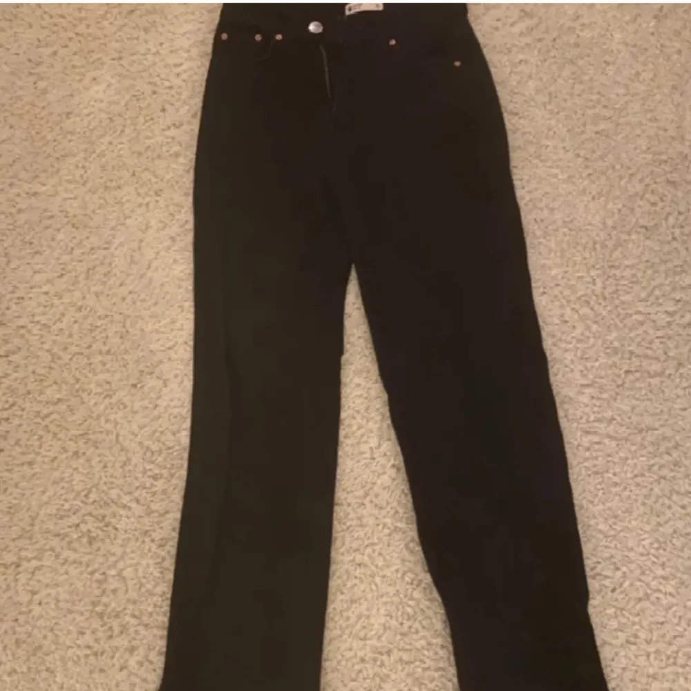 Svarta jean med slits. Jeans & Byxor.