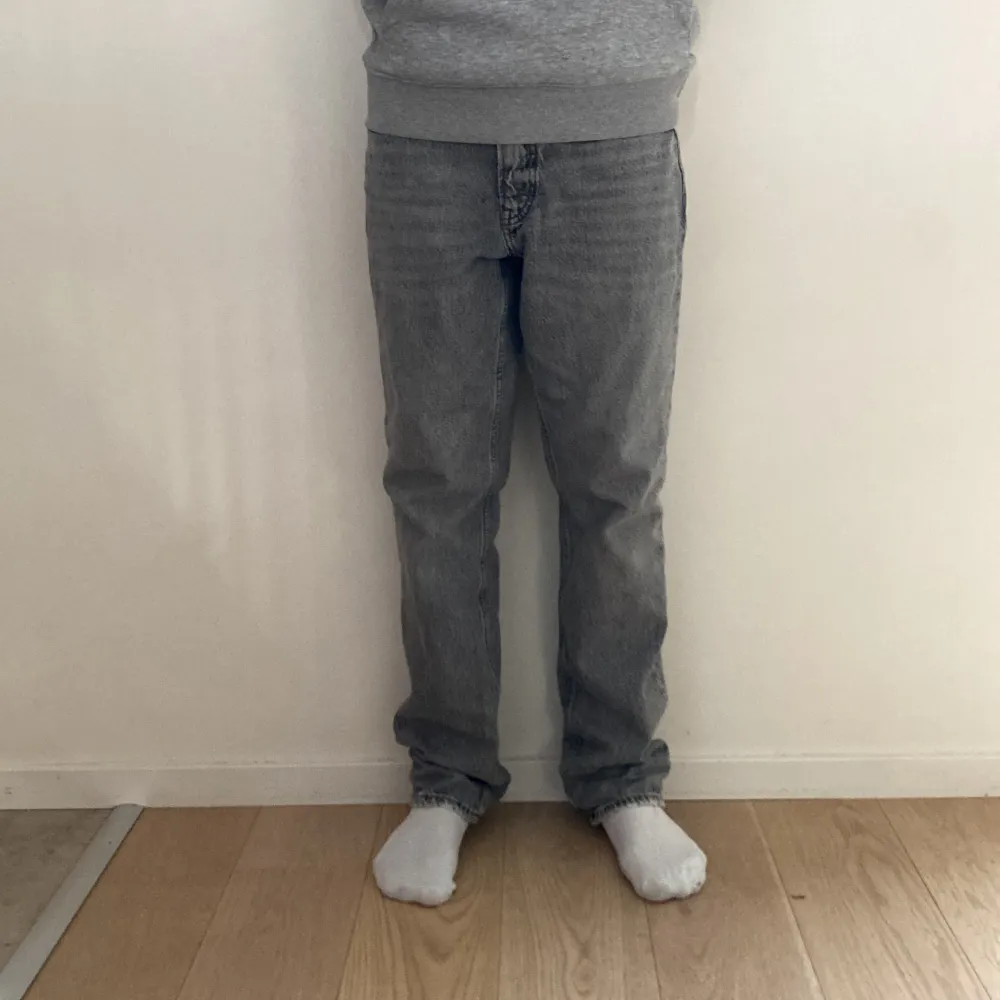 Riktigt snygga gråa Jens. Passform och storlek är på bilderna. Skick 9/10. Modellen på bilden är 170cm  . Jeans & Byxor.