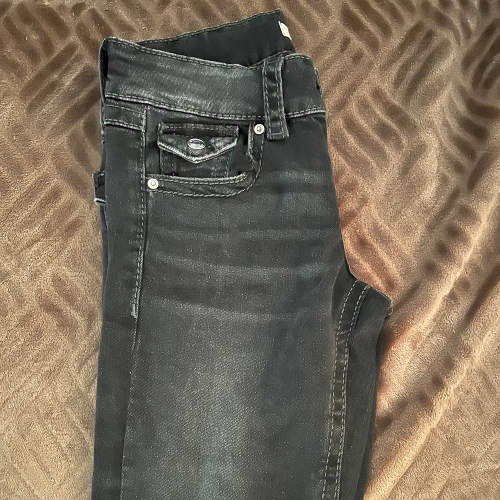 Low flare jeans från Gina tricot Young, aldrig använda på grund av fel storlek så de är som nya! Pris kan diskuteras . Jeans & Byxor.