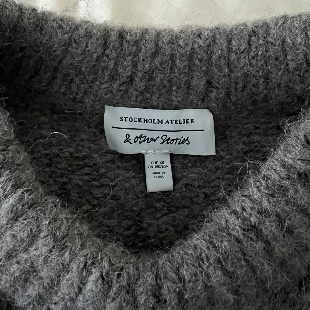 Säljer en stickad tröja från & Other Stories som är helt oanvänd😊Köpt för 1200 kr. Tröjor & Koftor.