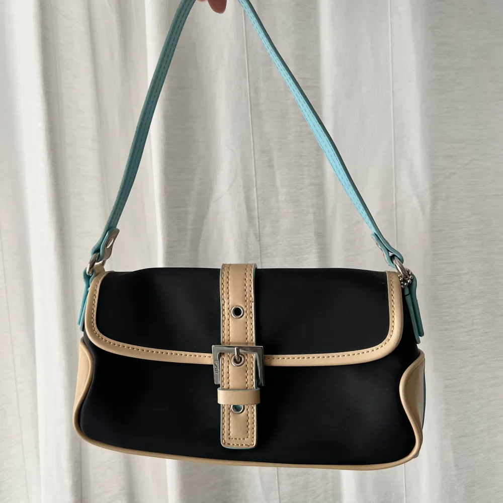 Vintage handväska från Esprit. Inga defekter, nyskick. Längd: 25 cm. Höjd: 13,5 cm. Djup: ca 6 cm 💘. Väskor.