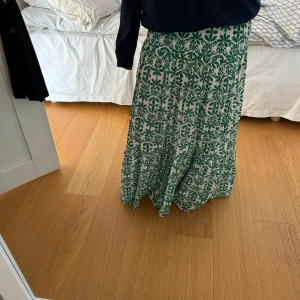 Långkjol  - Säljer en jätte fin långkjol från zara som tyvärr inte kommer till användning längre. Jätte fint skick och använt få tal gånger❤️