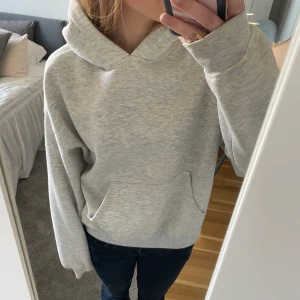 Hoodie - Mysigaste hoodien från Ginatricot i en lite kortare modell🤍🤍