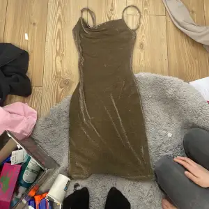 Säljer denna snygga klänning från bikbok i storleken XS