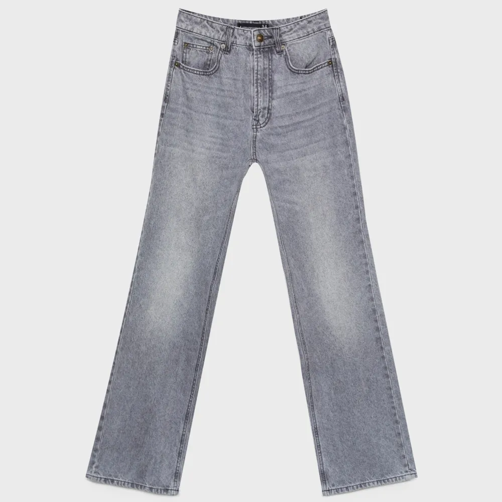 Fina gråa jeans från Stradivarius i strl 38 köpta för 400kr💞 Första bilden är inte min!. Jeans & Byxor.