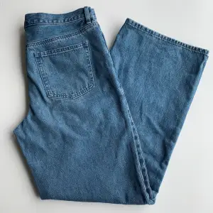 Sköna, baggy jeans i ljusblå tvätt från Uniqlo. Jeansen är i bra skick och har aldrig använts. Storleken är 27 midja och 31 längd (68,5 x 78,5 cm) Ursprungligt pris: 499 SEK Obs: köparen står för frakten!
