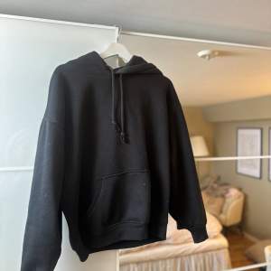 svart hoodie från bikbok använd, lite nopprig men inget man tänker på
