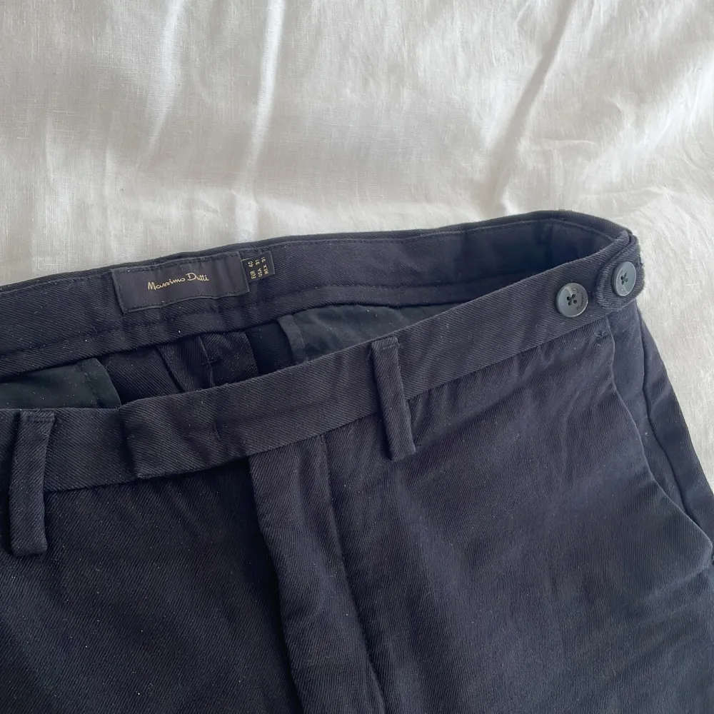Relaxed fit byxor från Massimo Dutti. 36% ull, 64% bomull. Använda 1-2 gånger, därav i mycket fint skick. . Jeans & Byxor.