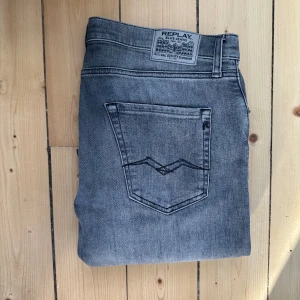 Replay Jeans - Galet feta Replay Jeans som är riktigt fräscha till vår/sommaren. Byxorna är använda ett fåtal gånger men har fortfarande extremt mycket kvar att ge utan några defekter eller skador. Tveka inte att kontakta om minsta intresse 