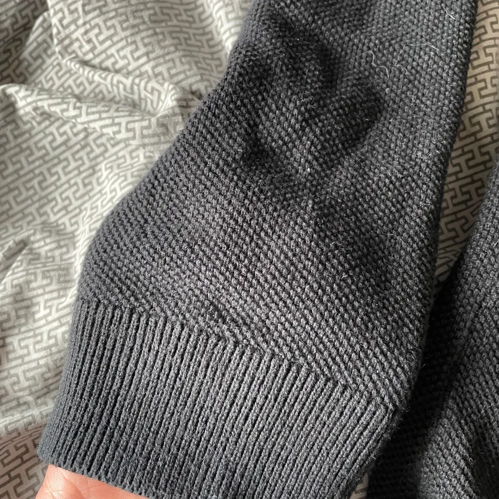 Säljer denna zip tröja från Jack and Jones. Skicket är 9/10 och det finns inga defekter. Tröjan är i storlek XS. Nypriset är ca 600kr men mitt pris är 299kr. Kom med frågor!. Tröjor & Koftor.