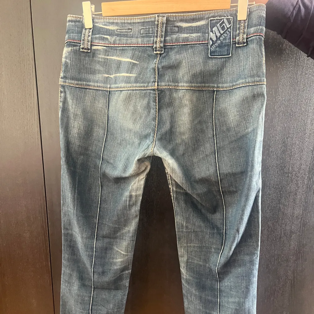 Retro Miss sixty jeans med låg midja, unik stil. Jeansen är helt nya, och har aldrig användts. Perfekt kvalitet med inga defekter, vid övriga frågor är det enbart att skriva  Midjemått: 46cm  Innerbensmått: 75cm  Ytterbensmått: 95cm    Nypris: 1200kr. Jeans & Byxor.