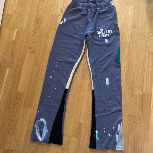 Galleri dept byxor  - Säljer min feta gallery dept byxor, helt oanvända. Säljer då dem var för stora. Pris kan diskuteras 