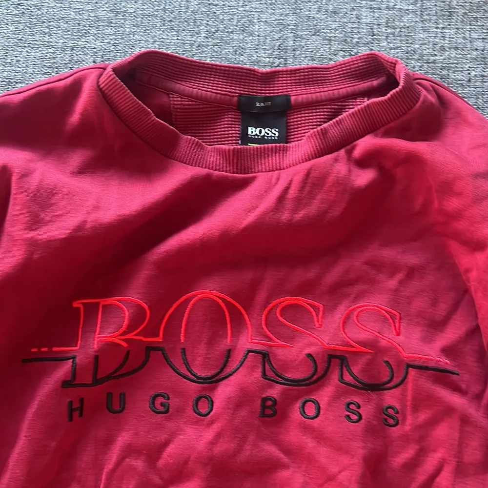 Vinröd Hugo Boss tröja till salu, inga skador eller fläckar, använd max 4-5 gånger, som helt ny. Hoodies.