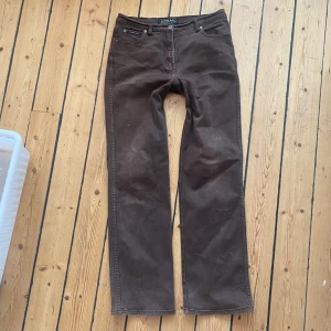 raka bruna jeans - raka bruna jeans, vida ben. midjemått 40, innerbenslängd 78