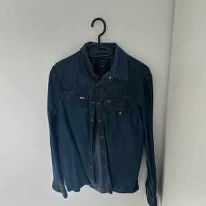 Skjorta - Hej Jag säljer min skjorta på grund av att jag inte använder den 