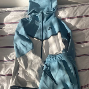 Tech fleece  - Säljer en sällsynt blå tech fleece, skick 9/10, använd endast 3-4 gånger. Pris: 1000 pris går att diskuteras