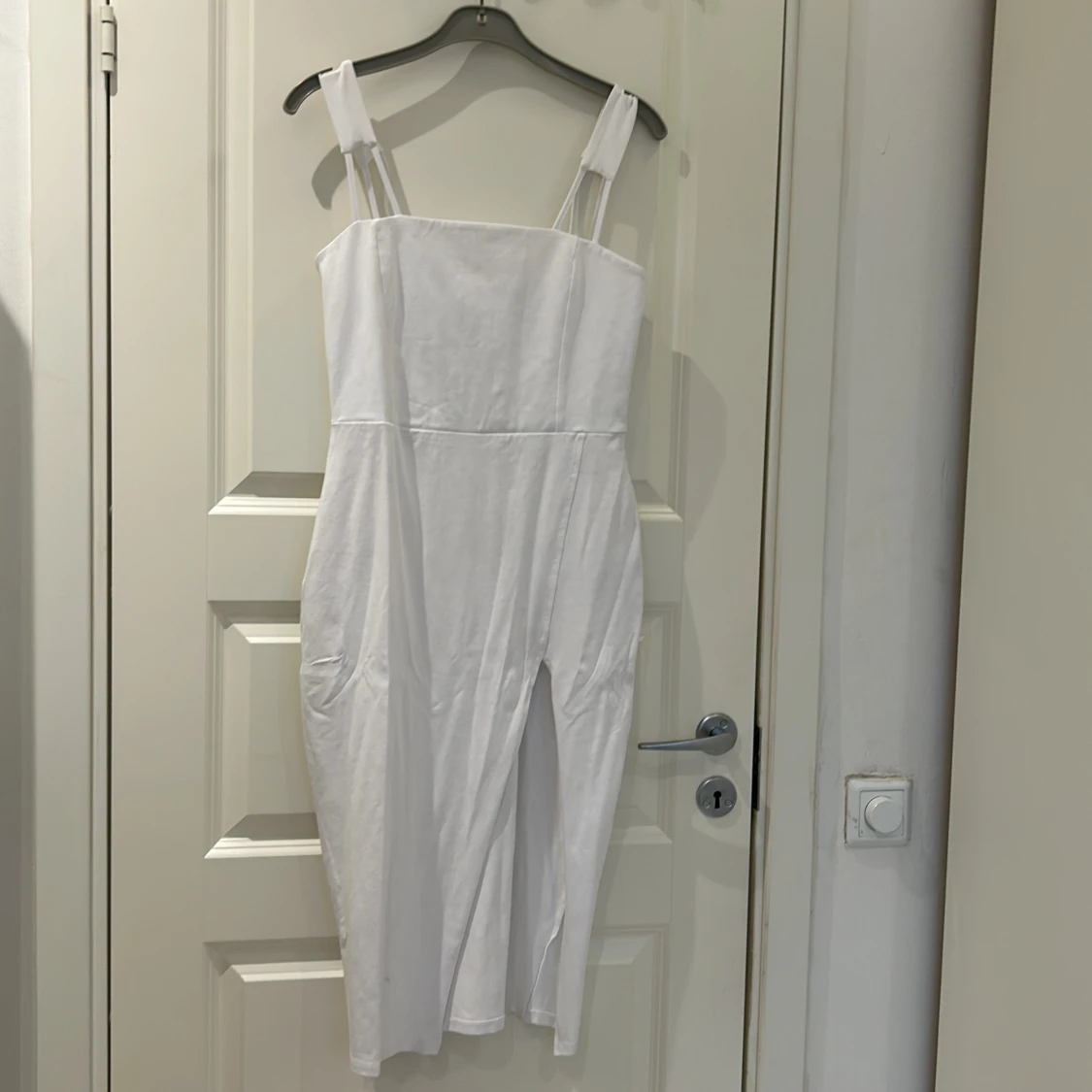 Vit öppen klänning har inte andvänds 