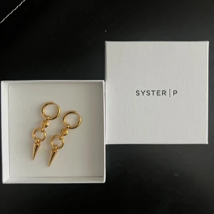 SysterP örhängen  - Skitsnygga örhängen från Syster. Oanvända. Nypris 2400 kr 💕