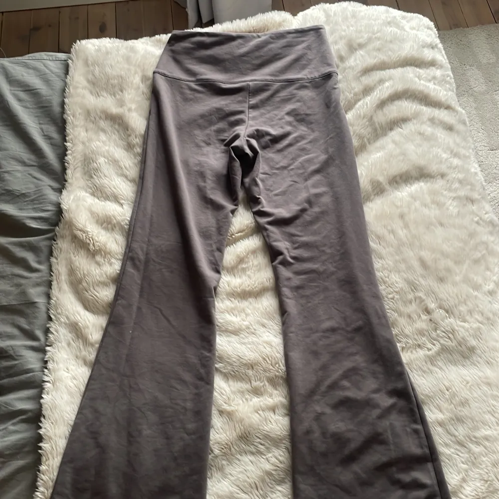 Säljer dessa snygga yoga pants som inte passar mig. 💓. Jeans & Byxor.