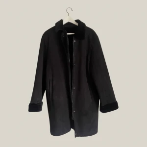 Vintage jacka - Vintage jacka i mocka med pälsdetaljer på krage och ärmar. Väldigt fint skick! 