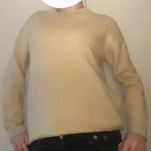 Säljer denna jättegosiga tröjan från lager 157 då den inte kommer så mycket till användning, lite gammal men har inga defekter🤍