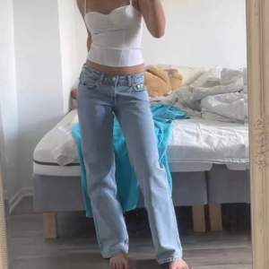 Weekday jeans, lågmidjade. Knappt använda därav nyskick, det är egna bilder💌 Jag är ca 165 cm