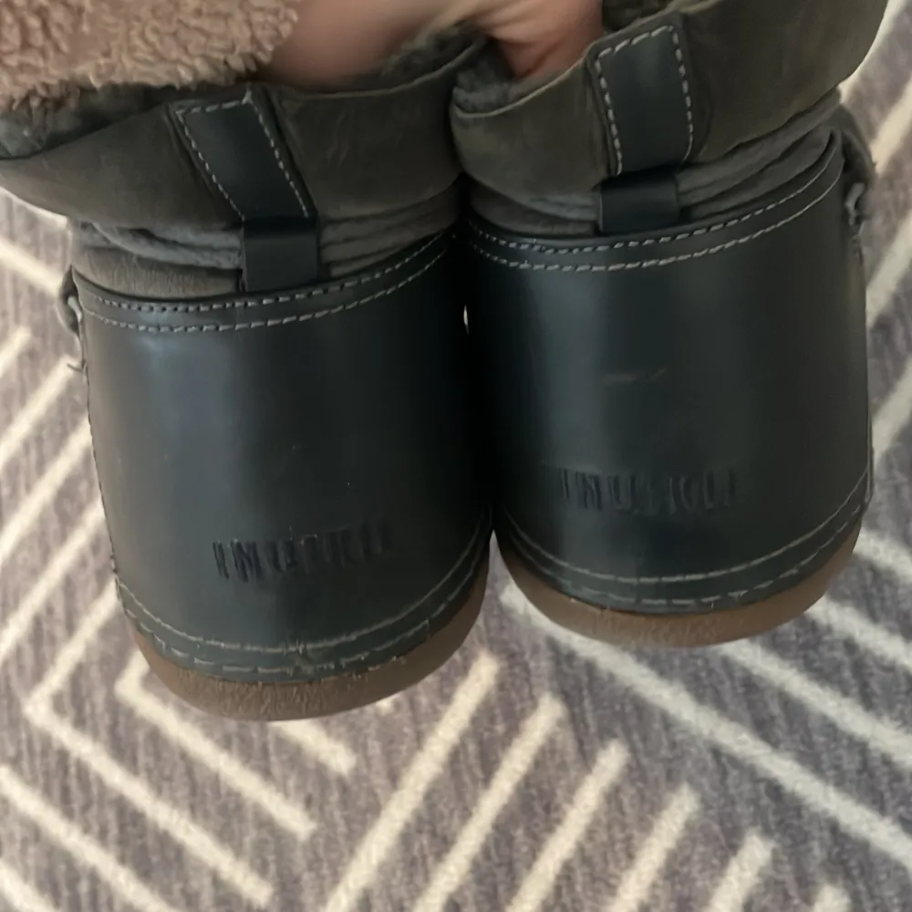 Säljer mina älskade gråa iniukii skor strl 38 som jag använt en vinter. De är i 7/10 skick med några vattenskador, men inget som syns mycket. Vid snabb affär kan jag sälja dem för 400 💞🙌. Skor.