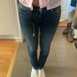 Lågmidjade jeans! - Säljer ett par super fina lågmidjade jeans i ny skick! Dem har lappen kvar💕 Aldrig använt💗Nypris 400kr🩷 Skriv för fler bilder eller annat! Först till kvarn!!