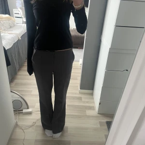 Kostymbyxa - Ett par gråa kostymbyxor som används några gånger. Jag är 176 och dom är lite korta på mig.