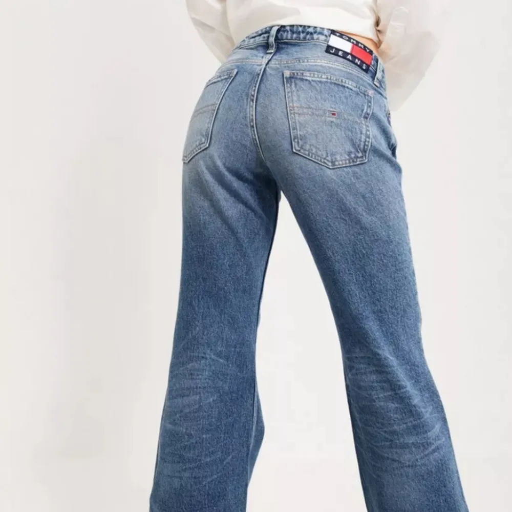 jeans från tommy jeans! det är modellen och färgen på bilderna men hör av er för fler bilder/ frågor! nypris 1200 <3. Jeans & Byxor.