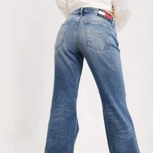 jeans från tommy jeans! det är modellen och färgen på bilderna men hör av er för fler bilder/ frågor! nypris 1200 <3