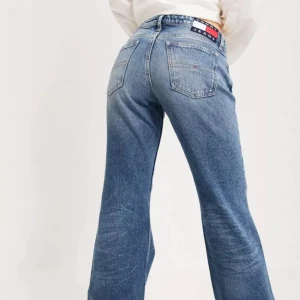 sophie low rise flare  - jeans från tommy jeans! det är modellen och färgen på bilderna men hör av er för fler bilder/ frågor! nypris 1200 <3