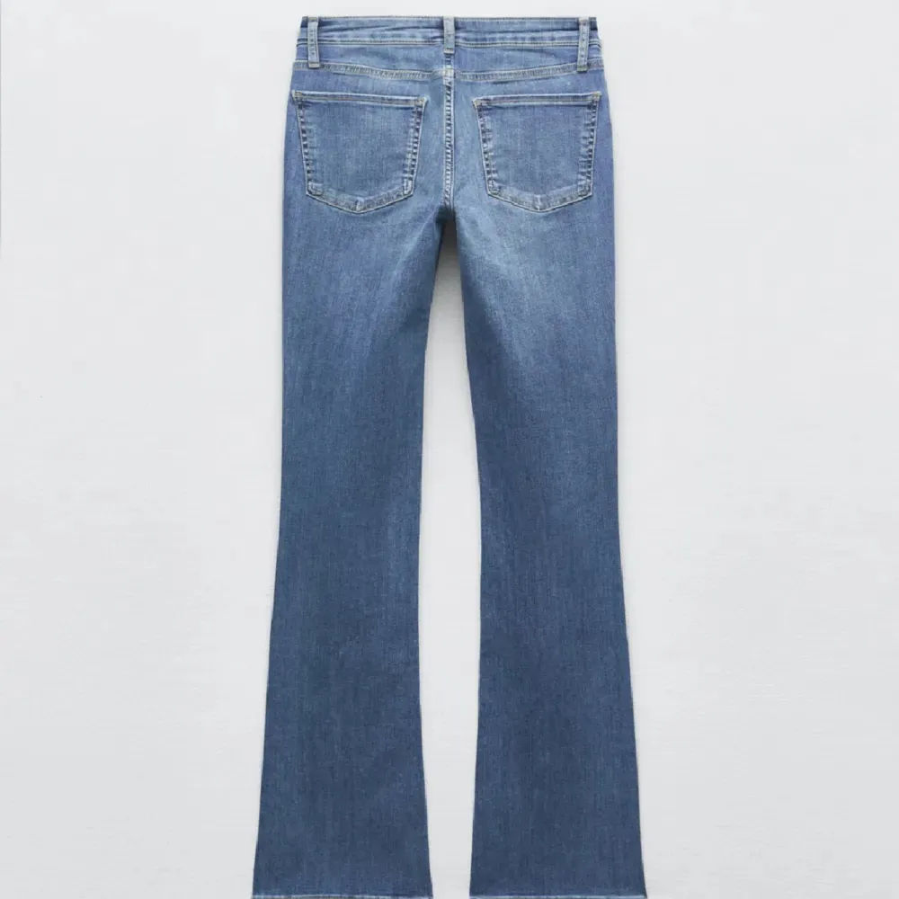 Superfina lågmidjade jeans från zara som passar mig perfekt som är 165 💙🩵. Jeans & Byxor.