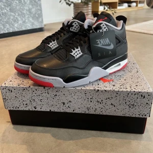 Air Jordan 4 - Säljer två par Air Jordan 4 Retro Bred Reimagined, nya med prislappen kvar ett par är i storlek 44 och de andra i 44,5 köpta på Nike SNKRS, kvitto finns