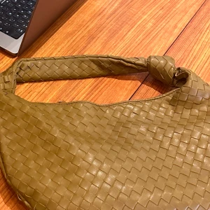 Bottega liknande - Vâska som påminnera bottega